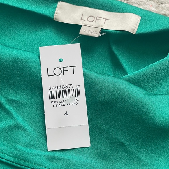 LOFT GREEN SLIP DRESS Adjustable spaghetti straps.100%Polyester
Machine Washable - Picture 5 of 5